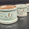 Komplet ceramicznych osłonek na doniczki – zestaw 3 sztuki, dekor kwiatowy
