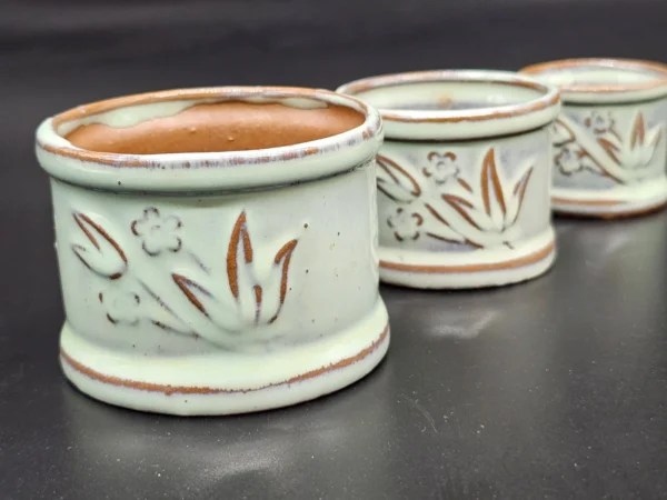 Komplet ceramicznych osłonek na doniczki – zestaw 3 sztuki, dekor kwiatowy