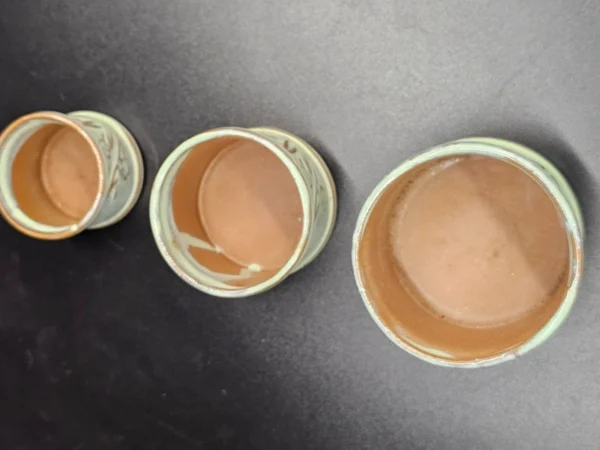 Komplet ceramicznych osłonek na doniczki – zestaw 3 sztuki, dekor kwiatowy