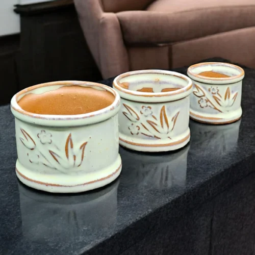 Komplet ceramicznych osłonek na doniczki – zestaw 3 sztuki, dekor kwiatowy