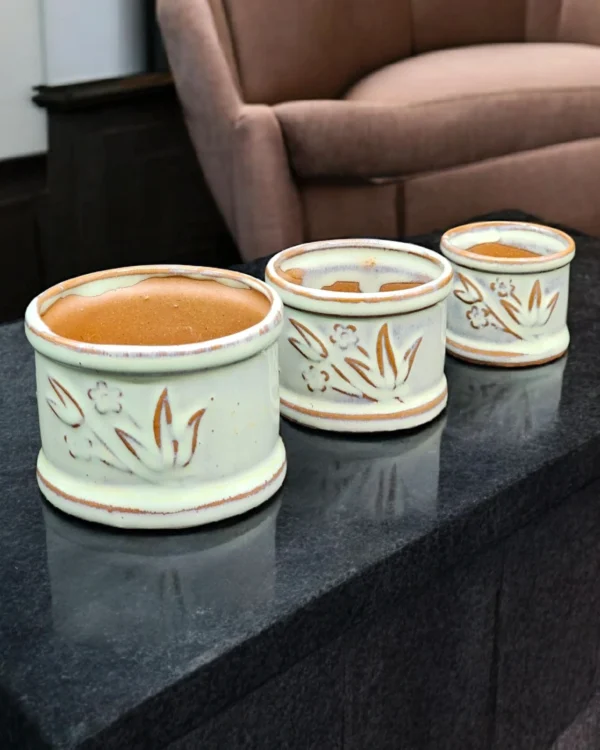 Komplet ceramicznych osłonek na doniczki – zestaw 3 sztuki, dekor kwiatowy