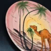 Ceramiczny talerz ścienny z motywem pustyni i wielbłąda – ręcznie malowany, Ø 27 cm