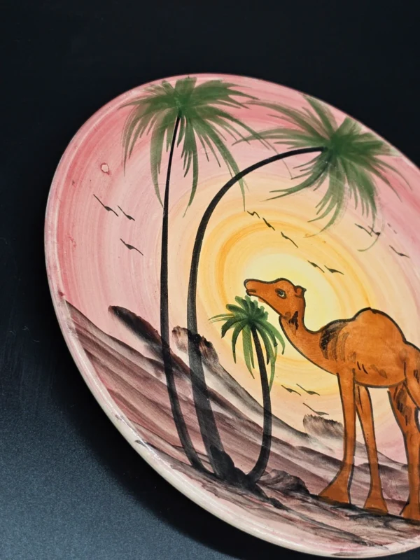 Ceramiczny talerz ścienny z motywem pustyni i wielbłąda – ręcznie malowany, Ø 27 cm