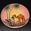 Ceramiczny talerz ścienny z motywem pustyni i wielbłąda – ręcznie malowany, Ø 27 cm