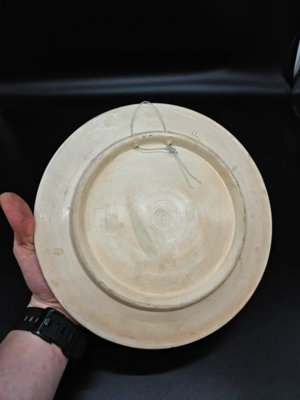 Ceramiczny talerz ścienny z motywem pustyni i wielbłąda – ręcznie malowany, Ø 27 cm