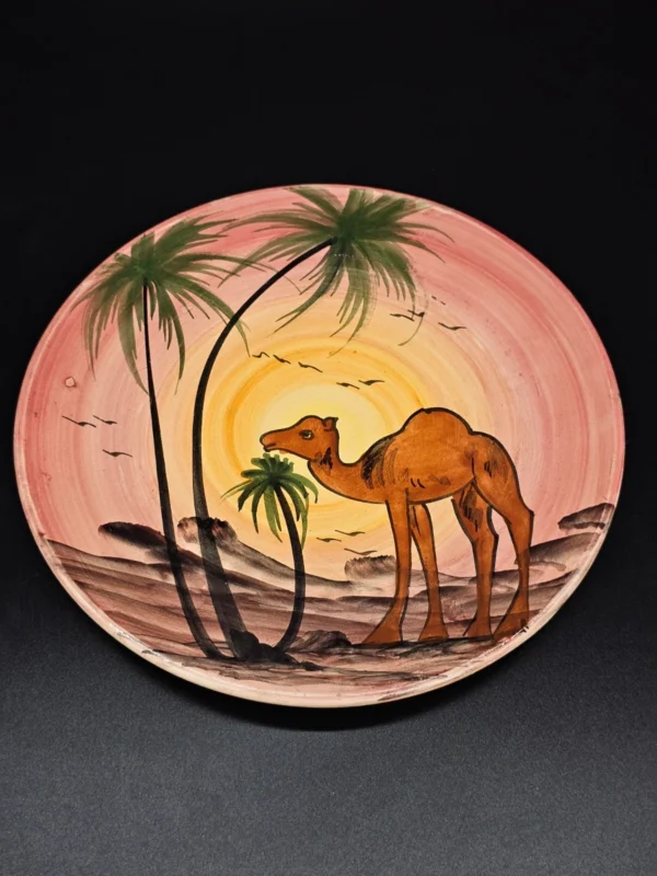 Ceramiczny talerz ścienny z motywem pustyni i wielbłąda – ręcznie malowany, Ø 27 cm