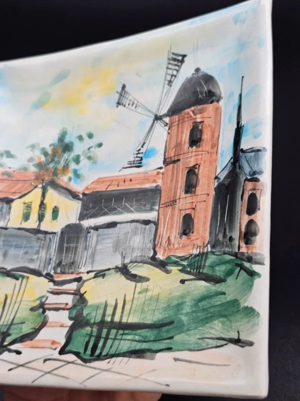 Dekoracyjna płytka ceramiczna z malowanym wiatrakiem