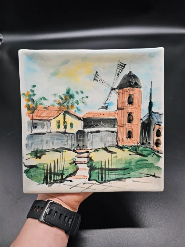 Dekoracyjna płytka ceramiczna z malowanym wiatrakiem