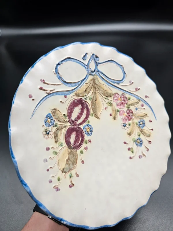 Dekoracyjny talerz ceramiczny z owocowym ornamentem i kokardą – średnica 22 cm