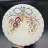 Dekoracyjny talerz ceramiczny z owocowym ornamentem i kokardą – średnica 22 cm