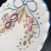 Dekoracyjny talerz ceramiczny z owocowym ornamentem i kokardą – średnica 22 cm