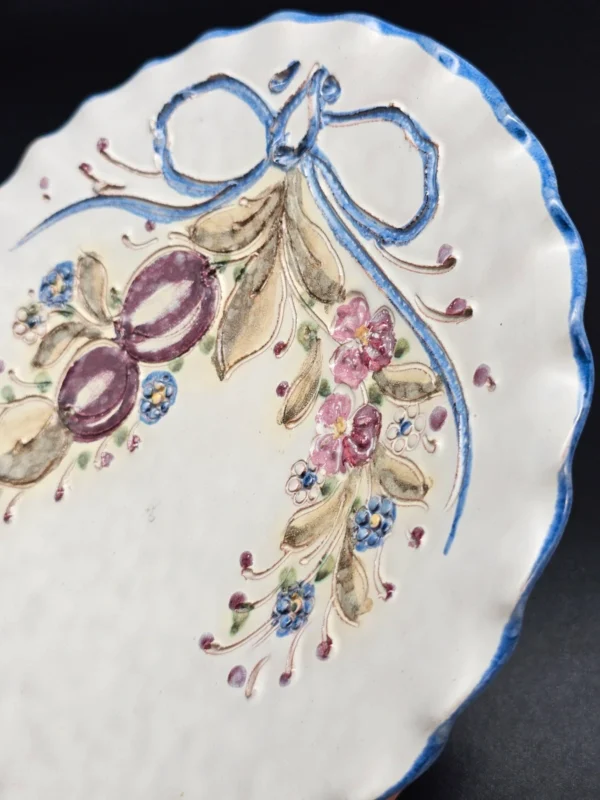 Dekoracyjny talerz ceramiczny z owocowym ornamentem i kokardą – średnica 22 cm
