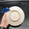 Dekoracyjny talerz ceramiczny z owocowym ornamentem i kokardą – średnica 22 cm