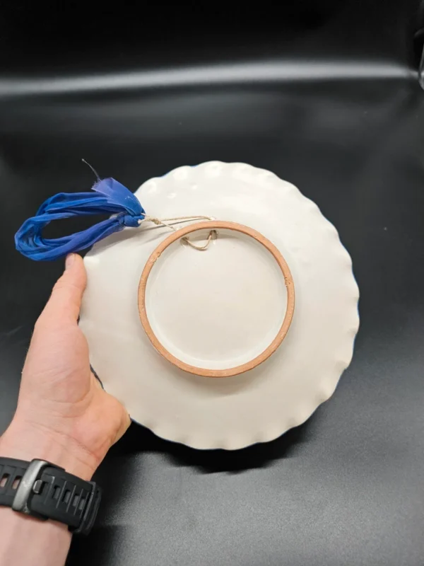 Dekoracyjny talerz ceramiczny z owocowym ornamentem i kokardą – średnica 22 cm