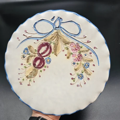 Dekoracyjny talerz ceramiczny z owocowym ornamentem i kokardą – średnica 22 cm