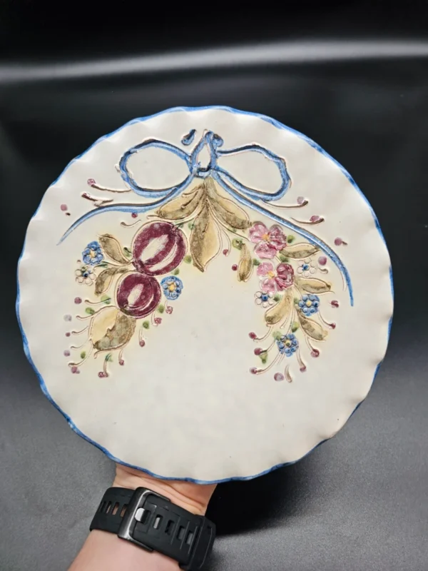 Dekoracyjny talerz ceramiczny z owocowym ornamentem i kokardą – średnica 22 cm