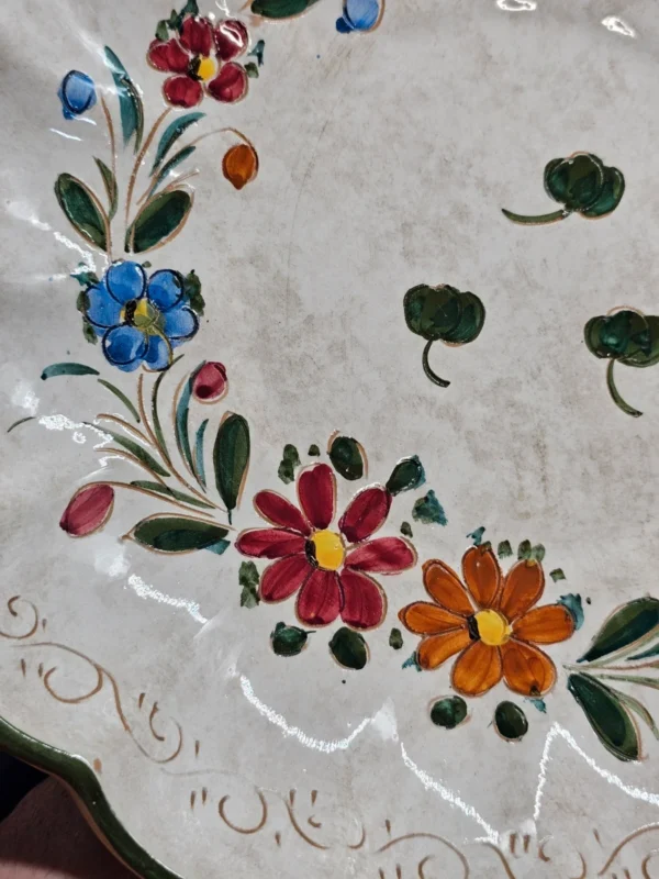 Ręcznie malowana ceramiczna misa dekoracyjna 41 cm – wzór kwiatowy, do powieszenia