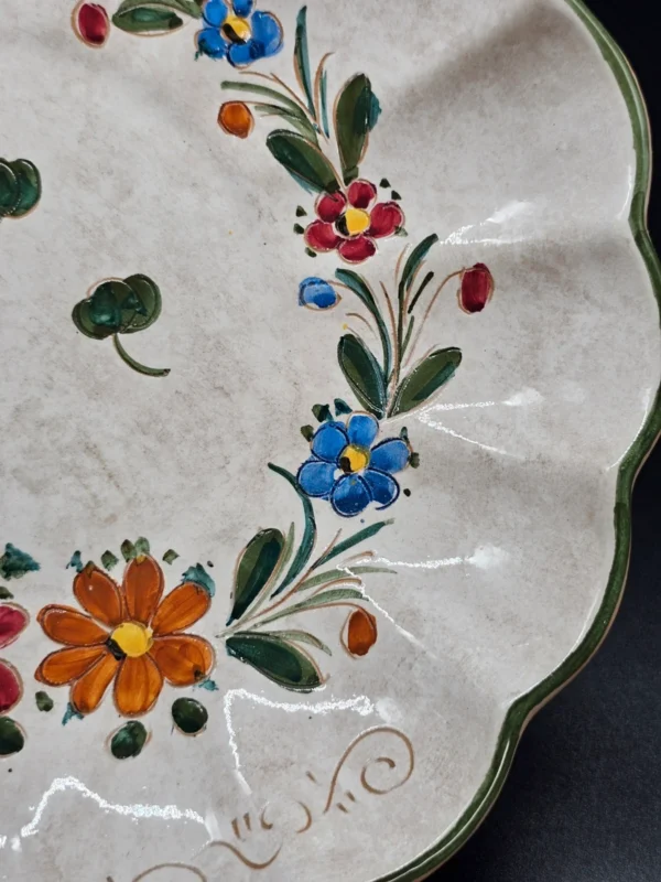 Ręcznie malowana ceramiczna misa dekoracyjna 41 cm – wzór kwiatowy, do powieszenia