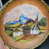 Ręcznie malowany drewniany talerz dekoracyjny – pejzaż alpejski, Ø 25 cm (Martin Schubert, 1993)