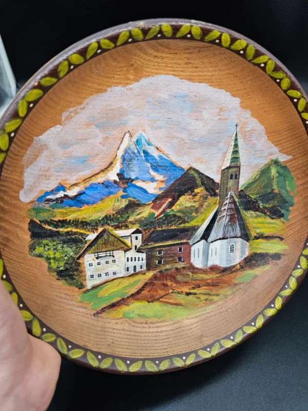 Ręcznie malowany drewniany talerz dekoracyjny – pejzaż alpejski, Ø 25 cm (Martin Schubert, 1993)