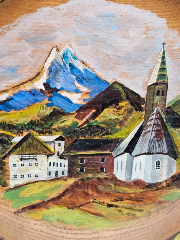 Ręcznie malowany drewniany talerz dekoracyjny – pejzaż alpejski, Ø 25 cm (Martin Schubert, 1993)