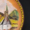 Ręcznie malowany drewniany talerz dekoracyjny – pejzaż alpejski, Ø 25 cm (Martin Schubert, 1993)