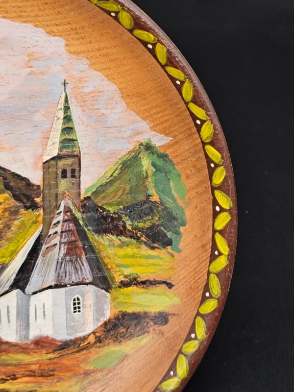 Ręcznie malowany drewniany talerz dekoracyjny – pejzaż alpejski, Ø 25 cm (Martin Schubert, 1993)