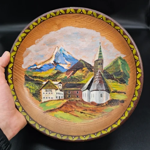 Ręcznie malowany drewniany talerz dekoracyjny – pejzaż alpejski, Ø 25 cm (Martin Schubert, 1993)