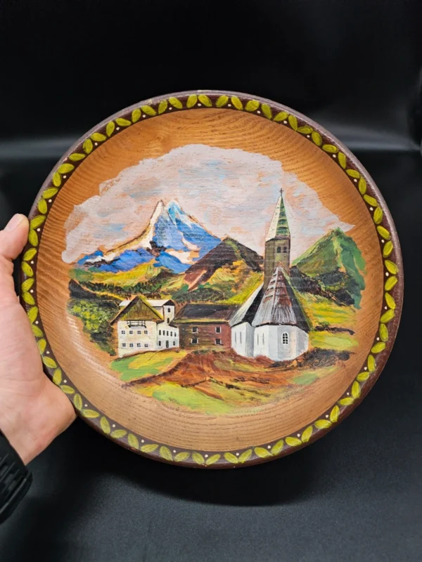 Ręcznie malowany drewniany talerz dekoracyjny – pejzaż alpejski, Ø 25 cm (Martin Schubert, 1993)