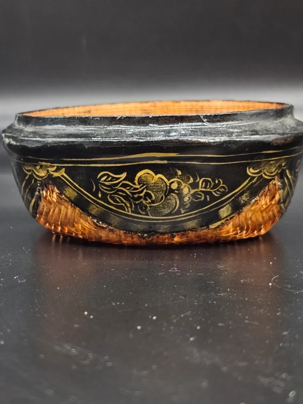 Japońska szkatułka lakierowana z lat 30. XX w. styl maki-e i plecionka bambusowa 17x9 cm