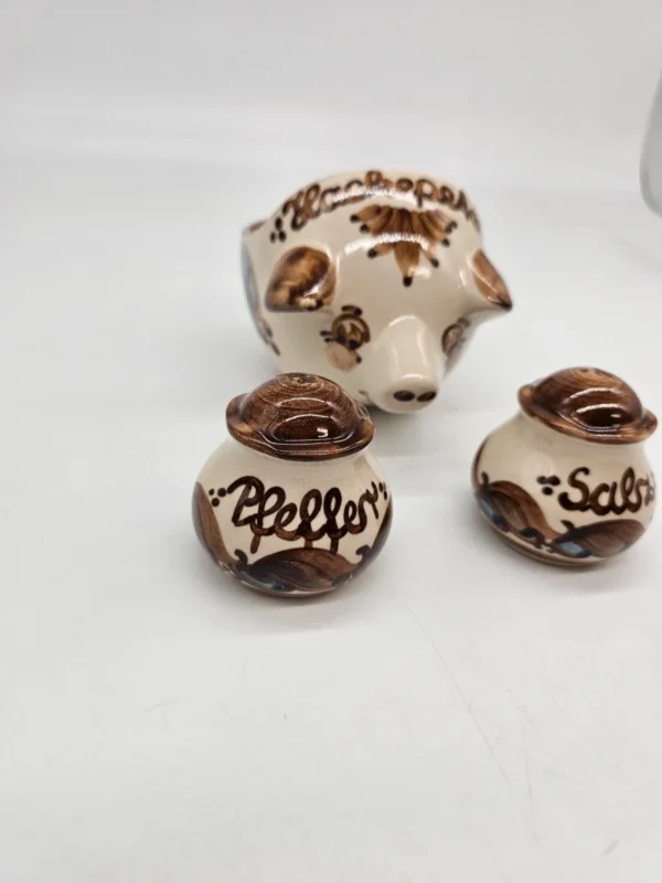 Ceramiczny zestaw „Schweineset”  świnka na tatar z solniczką i pieprzniczką – ręcznie malowany