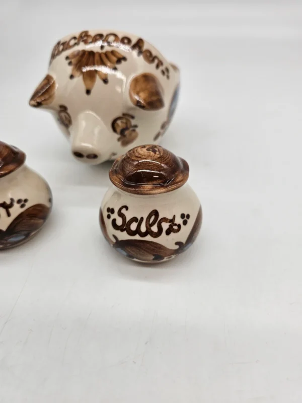 Ceramiczny zestaw „Schweineset”  świnka na tatar z solniczką i pieprzniczką – ręcznie malowany