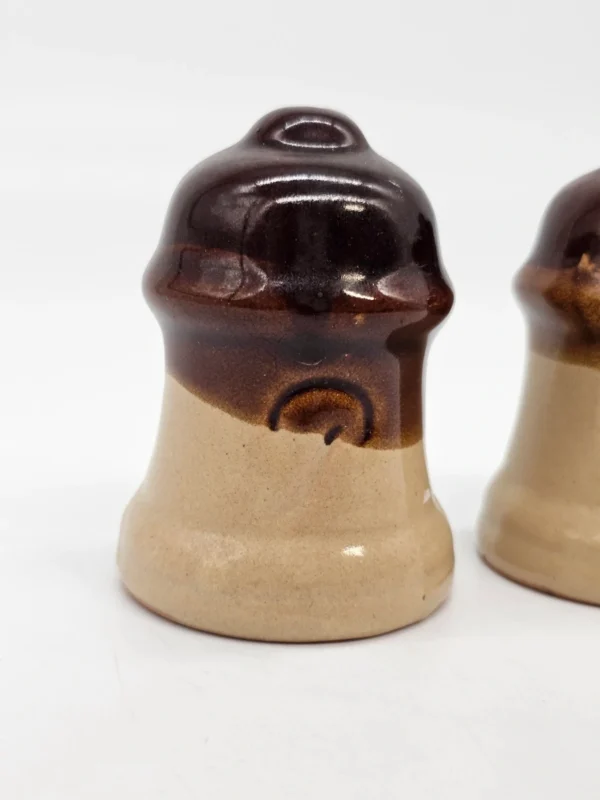 Ceramiczne solniczka i pieprzniczka w stylu rustykalnym – brązowo-beżowe, 8 cm