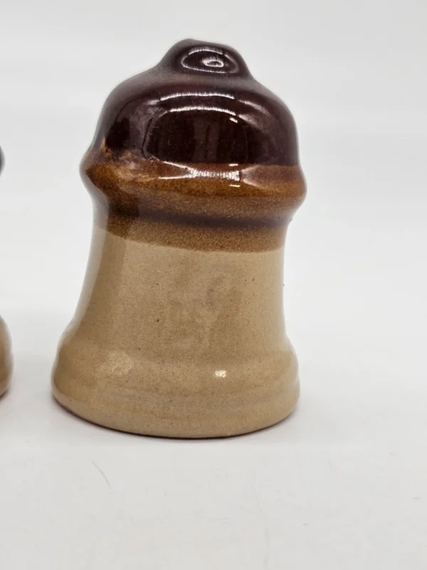 Ceramiczne solniczka i pieprzniczka w stylu rustykalnym – brązowo-beżowe, 8 cm
