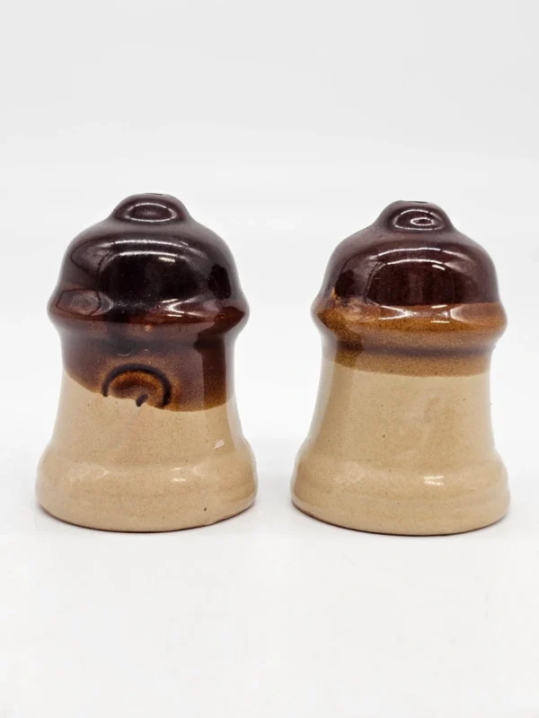 Ceramiczne solniczka i pieprzniczka w stylu rustykalnym – brązowo-beżowe, 8 cm