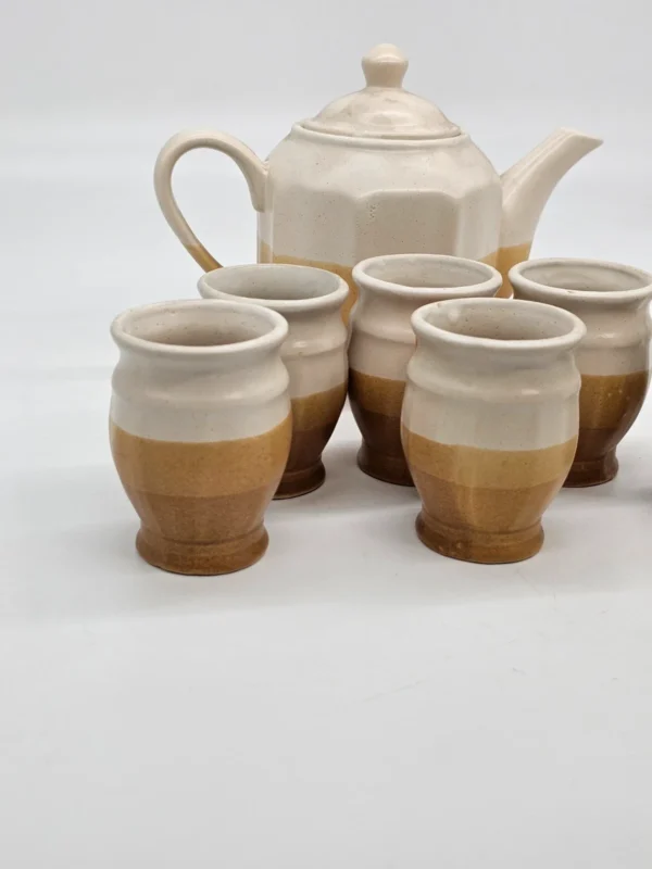 Zestaw ceramiczny: dzbanek i 6 kubków w odcieniach beżu i karmelu