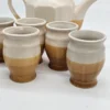 Zestaw ceramiczny: dzbanek i 6 kubków w odcieniach beżu i karmelu