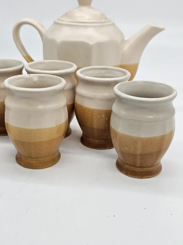 Zestaw ceramiczny: dzbanek i 6 kubków w odcieniach beżu i karmelu