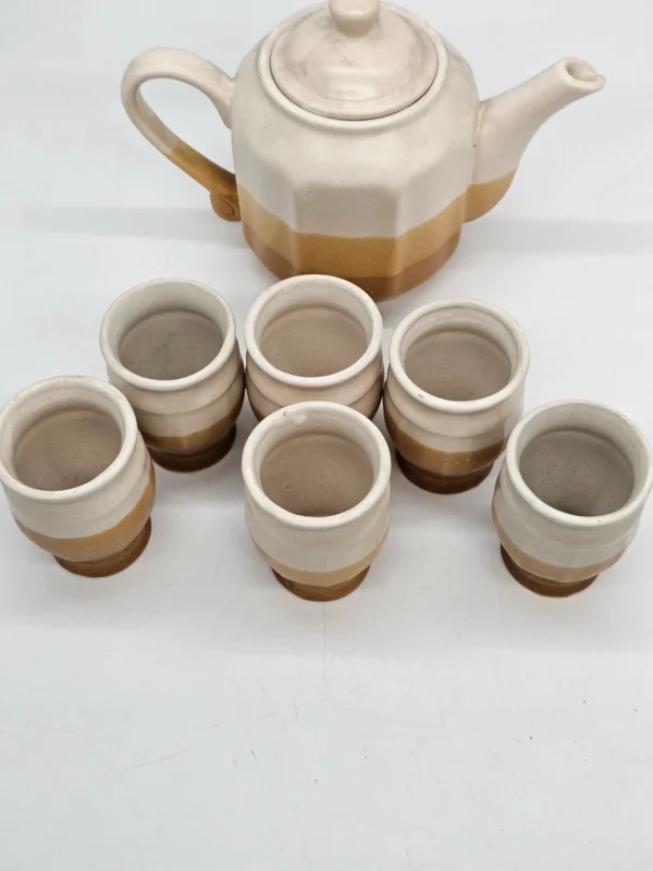 Zestaw ceramiczny: dzbanek i 6 kubków w odcieniach beżu i karmelu