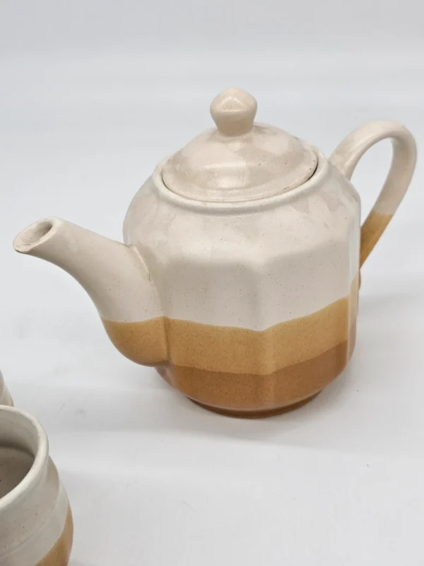 Zestaw ceramiczny: dzbanek i 6 kubków w odcieniach beżu i karmelu
