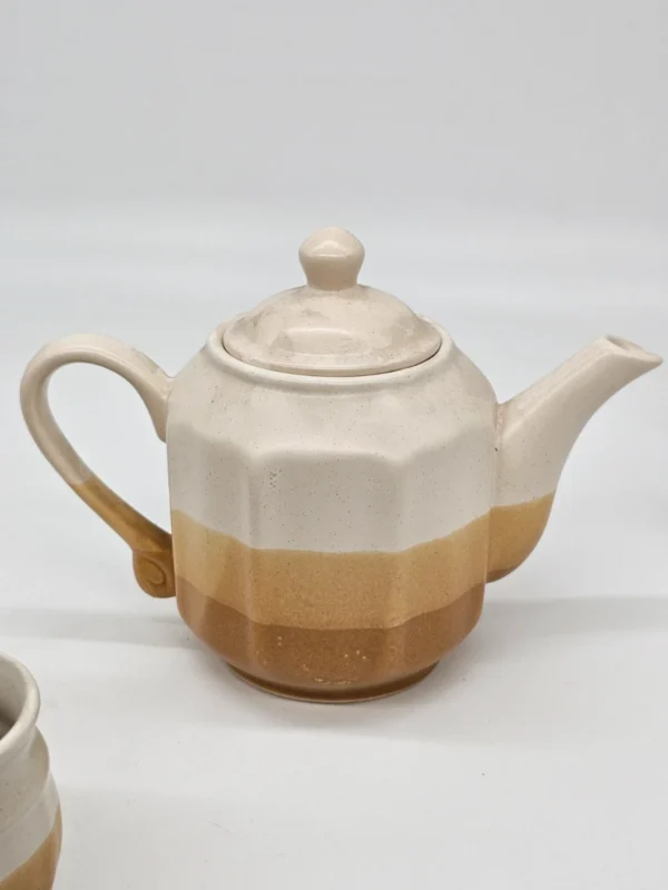 Zestaw ceramiczny: dzbanek i 6 kubków w odcieniach beżu i karmelu