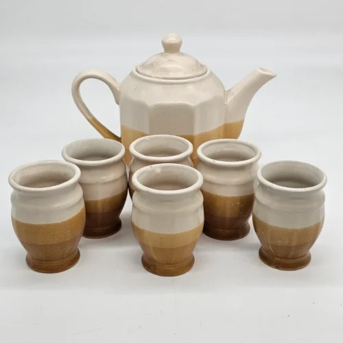Zestaw ceramiczny: dzbanek i 6 kubków w odcieniach beżu i karmelu
