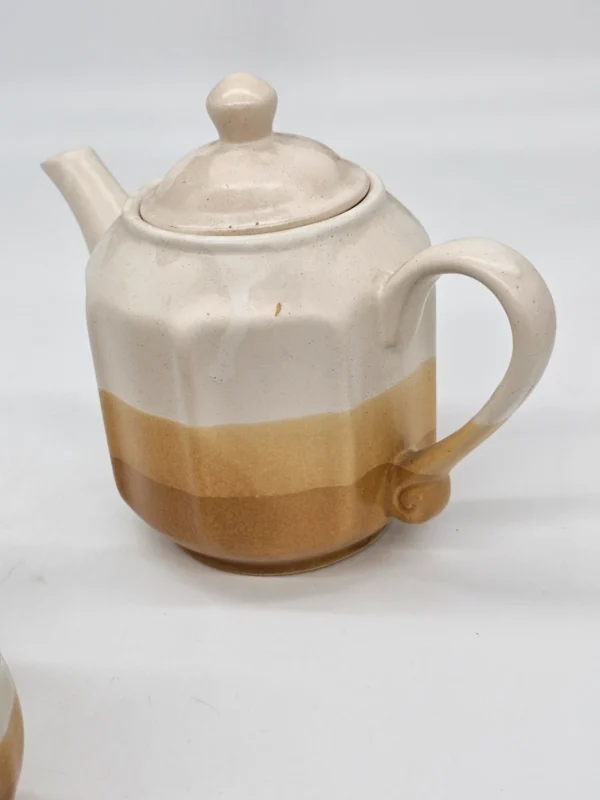 Zestaw ceramiczny: dzbanek i 6 kubków w odcieniach beżu i karmelu