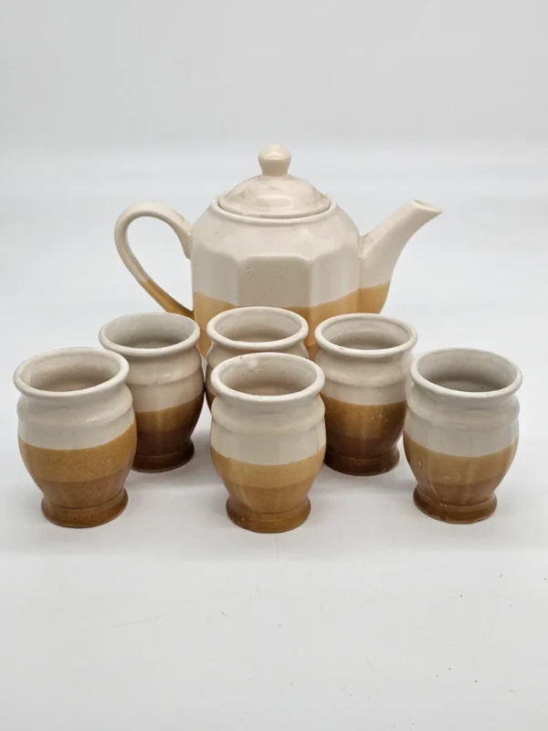 Zestaw ceramiczny: dzbanek i 6 kubków w odcieniach beżu i karmelu