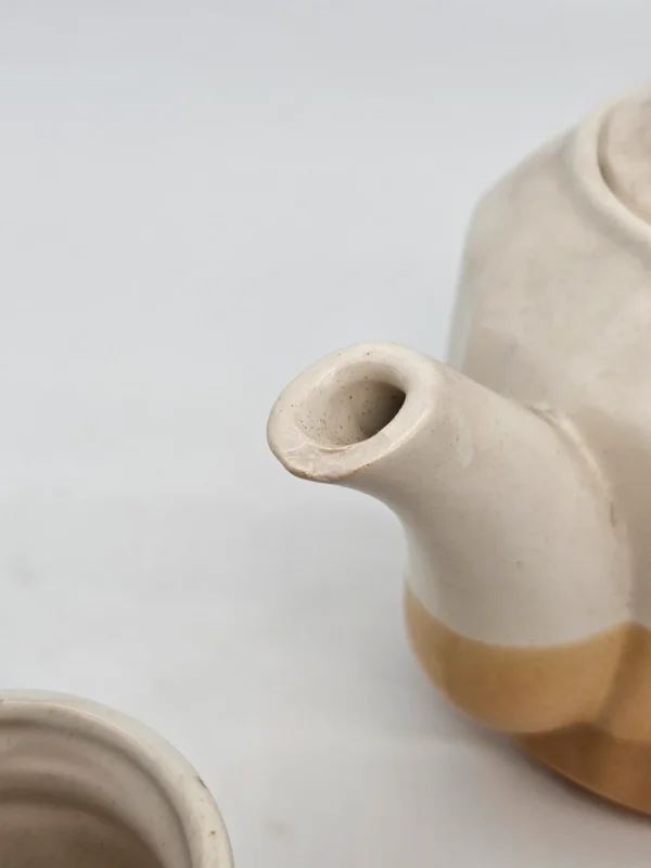 Zestaw ceramiczny: dzbanek i 6 kubków w odcieniach beżu i karmelu