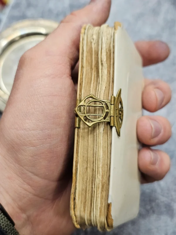 Antyczna książeczka do nabożeństwa z 1868 r. oprawa z wizerunkiem Jezusa, zapięcie mosiężne