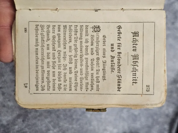 Antyczna książeczka do nabożeństwa z 1868 r. oprawa z wizerunkiem Jezusa, zapięcie mosiężne