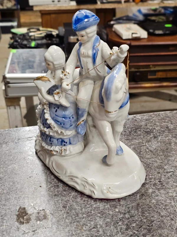 Porcelanowa figurka – dama i kawaler na koniu