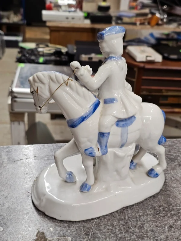 Porcelanowa figurka – dama i kawaler na koniu