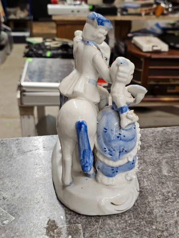 Porcelanowa figurka – dama i kawaler na koniu
